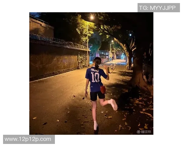 阿扎尔在社交媒体上晒出与家人的幸福合影，球星的温馨时刻让人心动